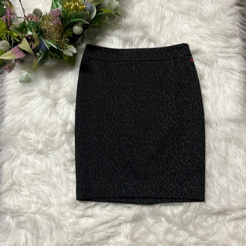 Loft women black skirt petite